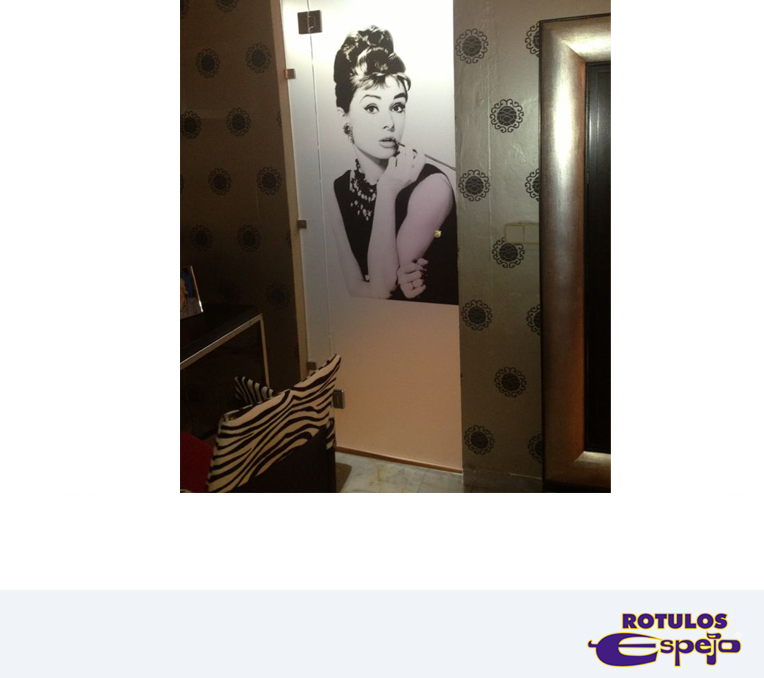 Puerta del baño con una foto de vinilo