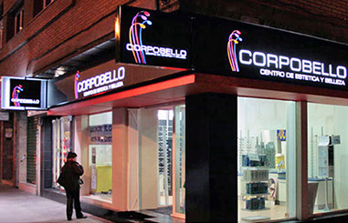 Rótulo luminoso centro de estética Corpobello