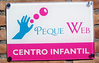 Placa de metacrilato en centro infantil