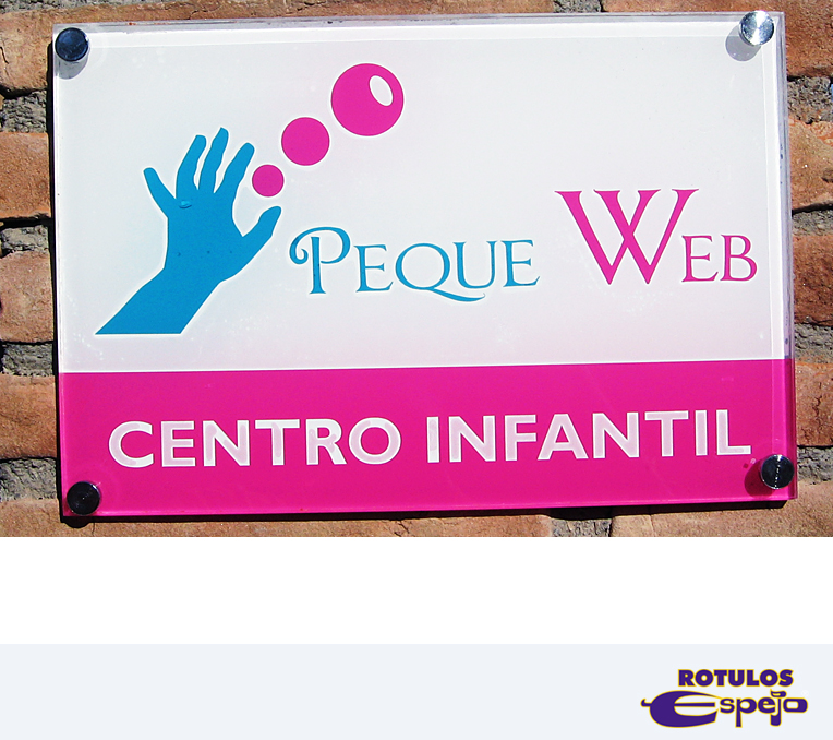 Placa de metacrilato en centro infantil