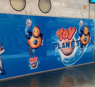 Panel con publicidad de Toy Planet