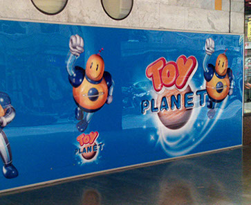 Panel con publicidad de Toy Planet