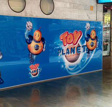 Panel con publicidad de Toy Planet