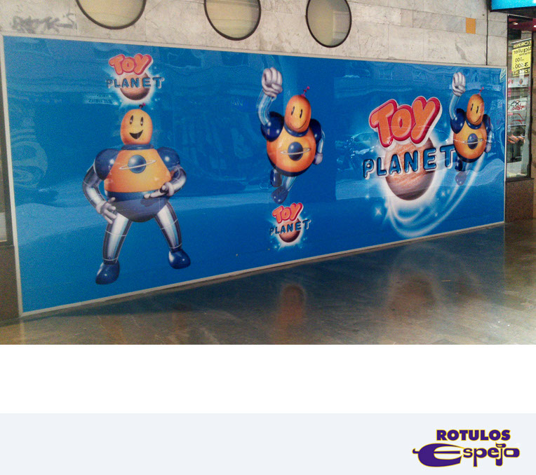 Panel con publicidad de Toy Planet