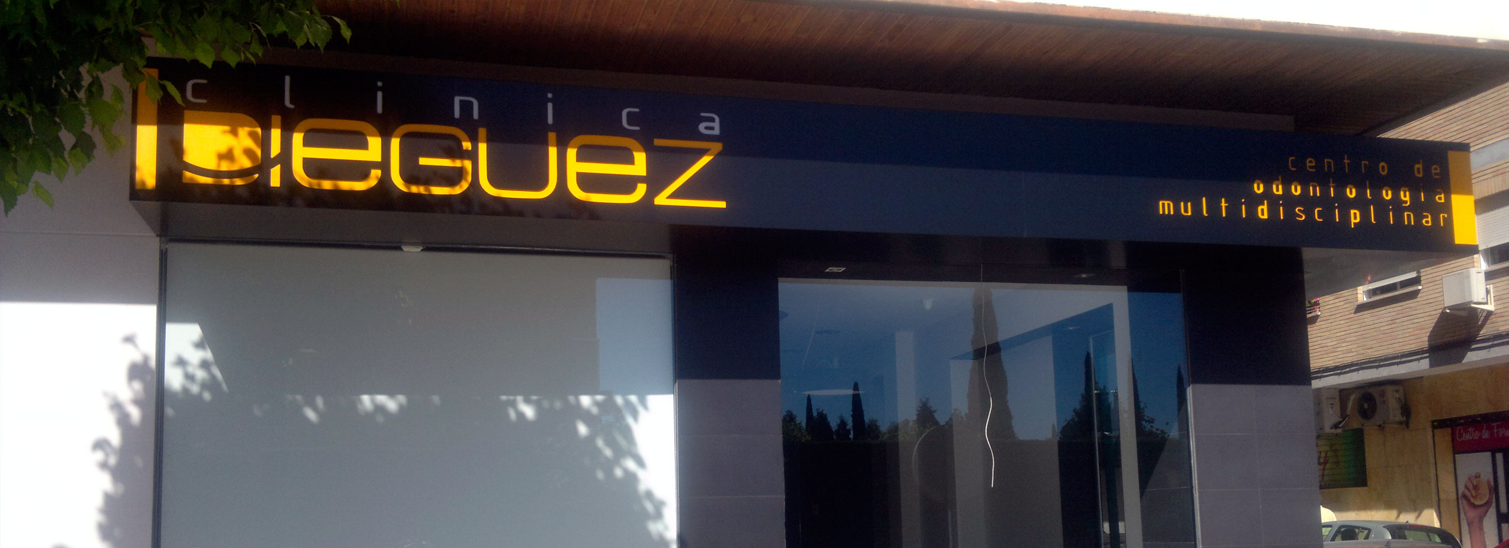 Rótulo luminoso clínica dental Idieguez