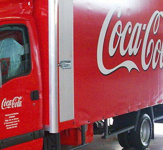 Camión con rotulación de Coca Cola