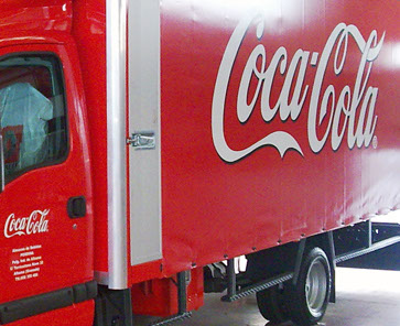 Camión con rotulación de Coca Cola