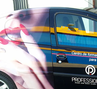 Coche con rotulación de Centro de formación de estética