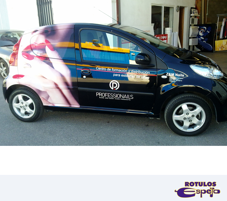 Coche con rotulación de Centro de formación de estética