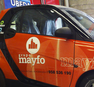 Coche smart con rotulación de grupo mayfo