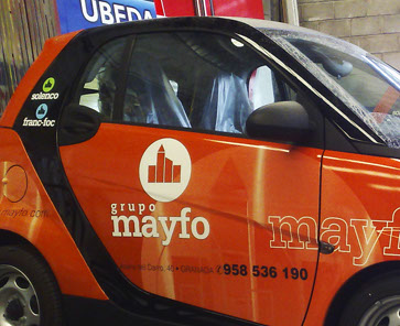 Coche smart con rotulación de grupo mayfo