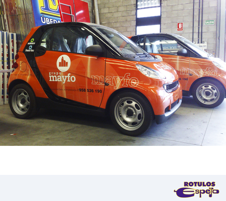 Coche smart con rotulación de grupo mayfo