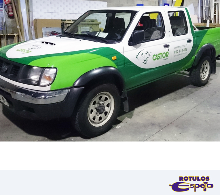 Todoterreno con rotulación de Limpieza Castor