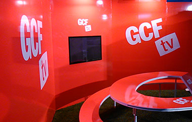 Cadena de televisión GCF con vinilos