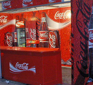 Puesto de Coca Cola decorado con vinilos