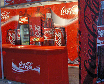 Puesto de Coca Cola decorado con vinilos