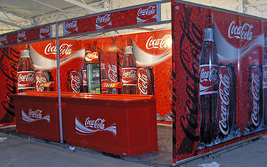 Puesto de Coca Cola decorado con vinilos