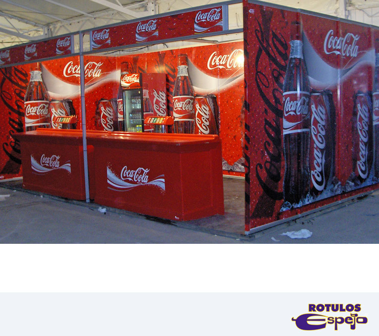 Puesto de Coca Cola decorado con vinilos
