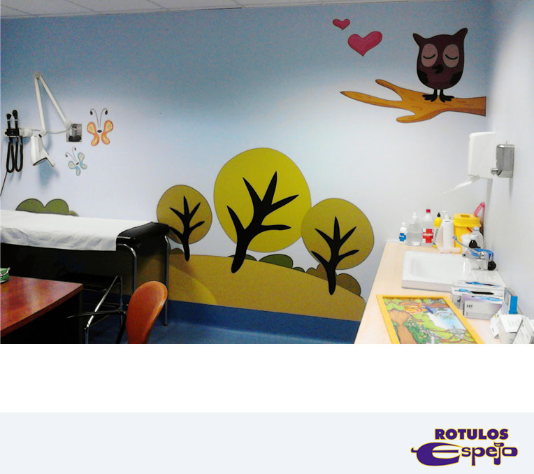 Consulta médica con vinilo en la pared